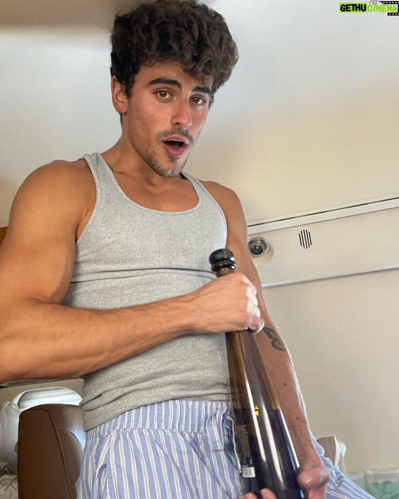 Jack Gilinsky Instagram - today i am 1 year completely sober :’) enjoy these photos & videos from my final week of drinking & smoking