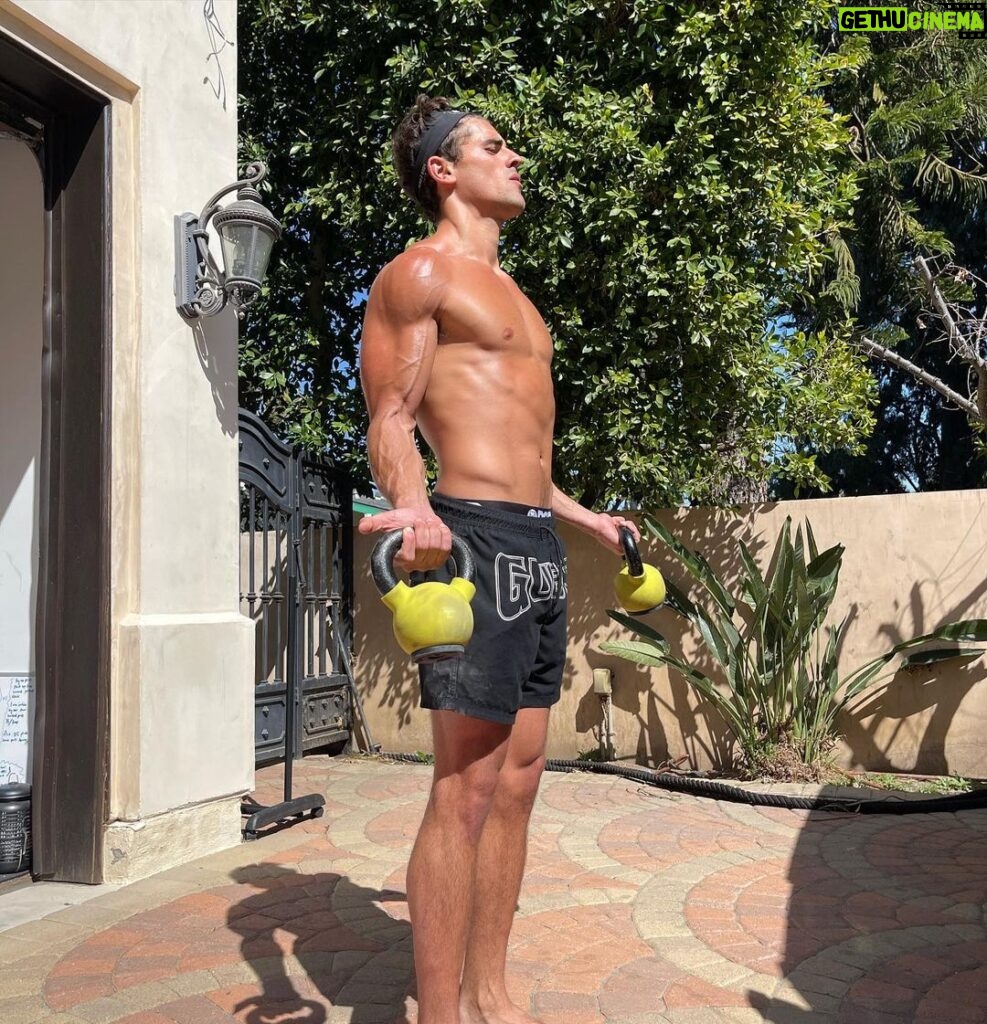 Jack Gilinsky Instagram - i have been mentally & physically locked in for the past 2 weeks. i realized that the only thing standing in my way was myself. i am completely sober, reading every day, working as hard as i can inside & outside of the gym, eating more food than i ever thought was possible, & pushing my body & my mind past the previous limits i had set for myself. i feel like a completely different human being & i have no intentions of letting my foot off the gas. i’ve been working so hard on so many things, i can’t wait for u guys to see & hear it all. last slide is day 1 to day 14 of 75 HARD. this is only the beginning.
