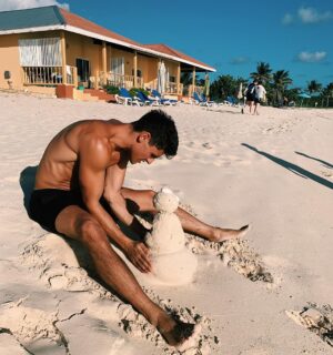 Jack Gilinsky Instagram - i made a sandman. merry christmas.