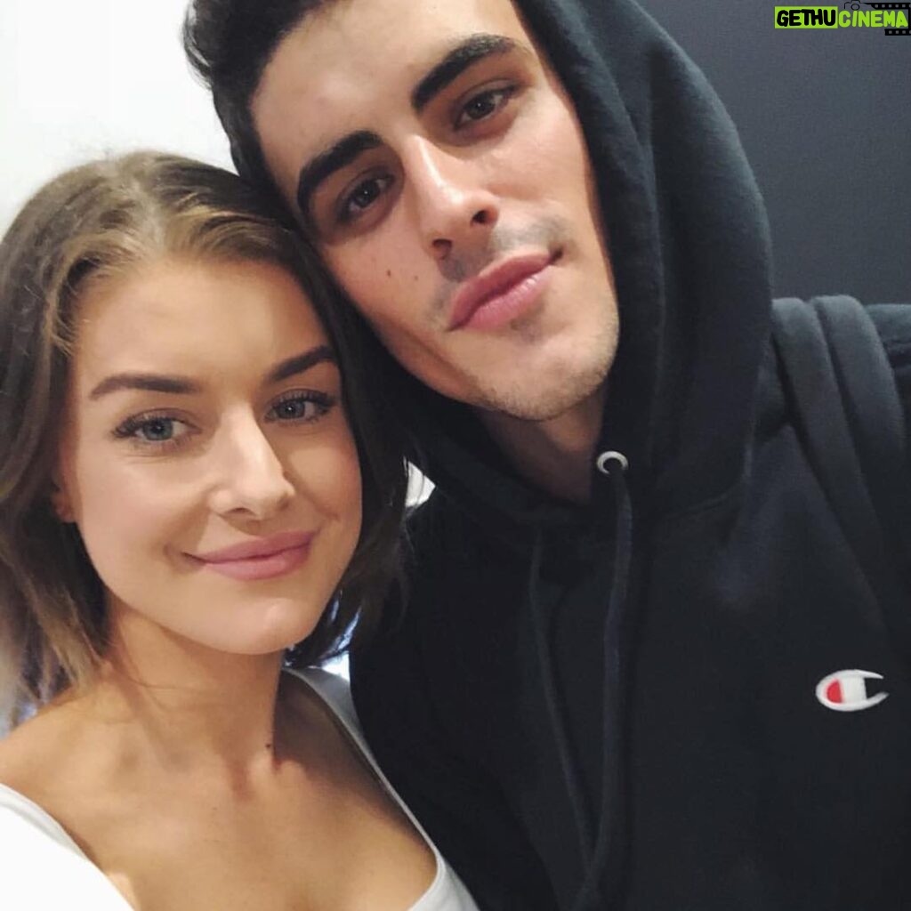 Jack Gilinsky Instagram - even after 22 hour flights, it’s always a pleasure meeting y’all ♥️♥️♥️ ps i got hit in the head with a rock yesterday Sydney, Australia