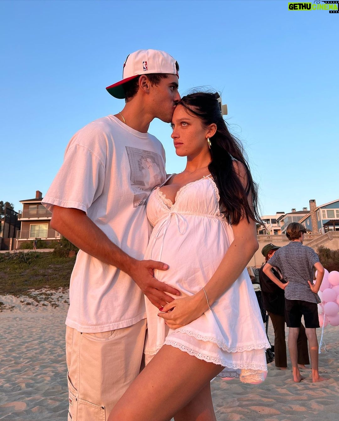Jack Gilinsky Instagram - i wrote & recorded a song with baby mama on my lap. link in my bio to listen