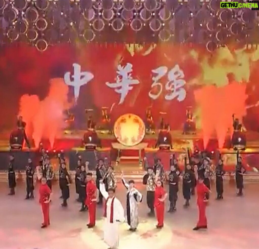 Jackie Chan Instagram - 1997 was the handover of Hong Kong. No matter where I go, I’m very proud to say that I am Chinese. That year, I sang “Long De Chuanren” (《龍的傳人》- ‘Decendants of the Dragon’) at the Handover Ceremony Variety Show, and the lyrics: “there’s a dragon in the ancient East, and its name is called China” (「古老的東方有一條龍，它的名字就叫中國。」). At a blink of an eye, 25 years have passed already. Last night on the ‘Hong Kong 25th Handover Anniversary Grand Variety Show’, I sang “Zhonghua Liliang” (《中華力量》- ‘The Power of China’). While singing the lyrics: “our country is strong for me, I am strong for our country, I look to the East, strong China!” ( “國為我強，我為國強，看我東方，中華強”), my heart was filled with blessings for our motherland and our compatriots. I pray and hope that our country remains prosperous, safe, and forever peaceful.