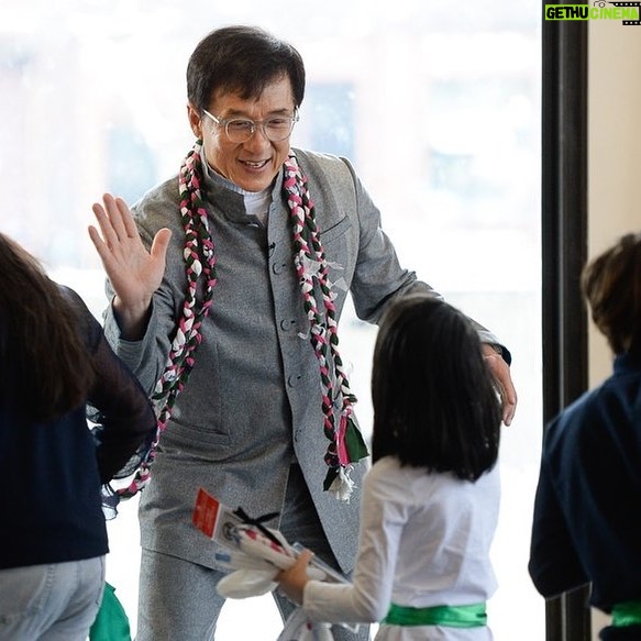 Jackie Chan Instagram - “High Five” welcome for the kids at the interactive artwork studio! ✋🏻😊 Was great to see kids learn about recycling and environmental protection in Utah.