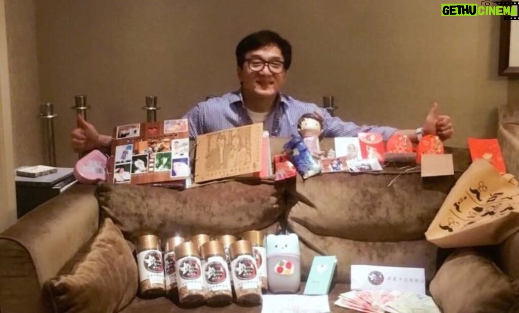 Jackie Chan Instagram - Just want to say a big thanks to my fans for your gifts and donations! (http://jackiechan.com/blog/2017/09/11/thanks-fans/)