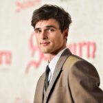 Jacob Elordi Instagram - @saltburnfilm in theaters Tomorrow 🏰