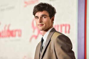 Jacob Elordi Instagram - @saltburnfilm in theaters Tomorrow 🏰