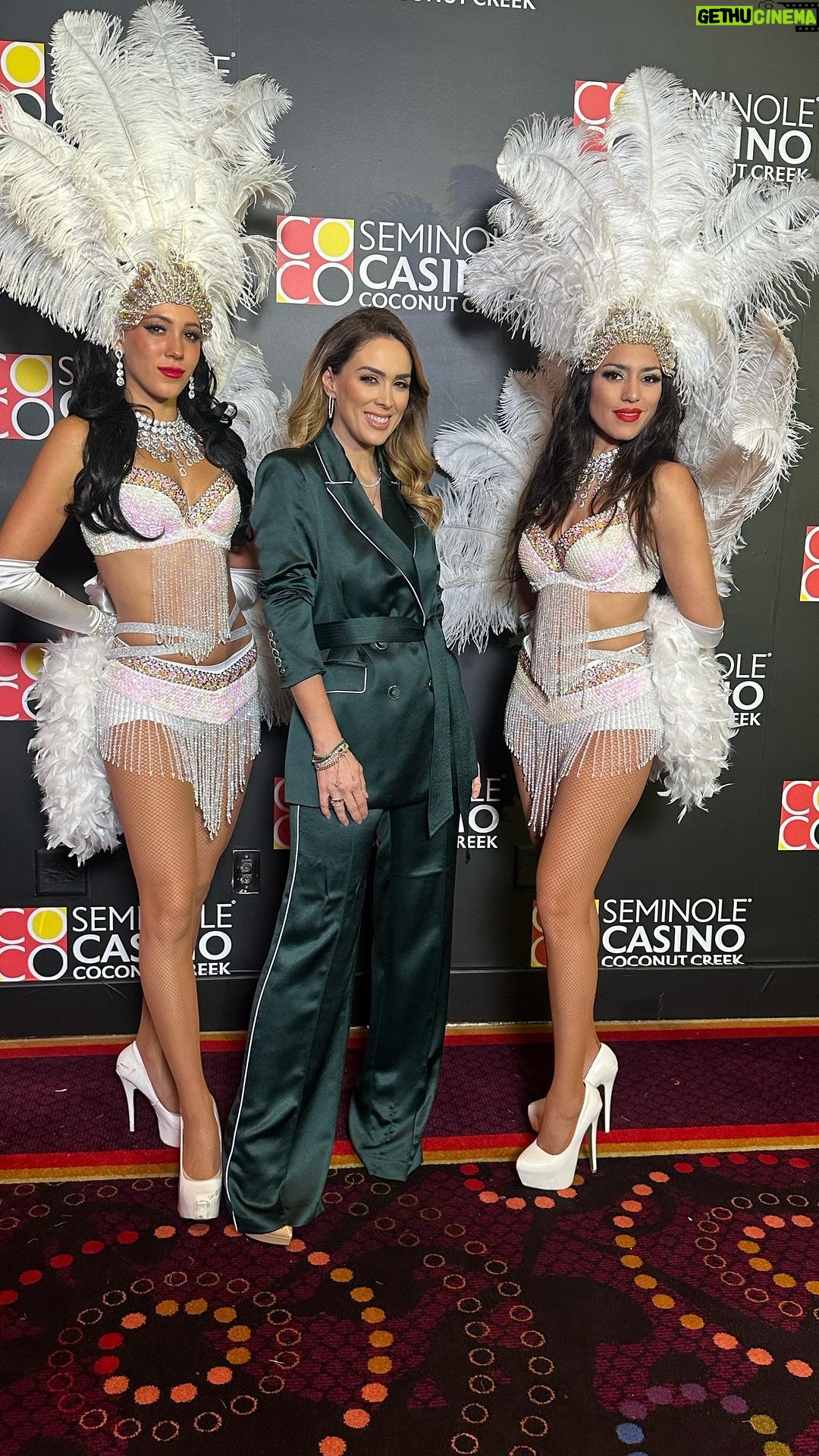Jacqueline Bracamontes Instagram - Hoy en el Seminole Casino Coconut Creek… Desde hoy ya pueden jugar a la ruleta, dados y apuestas deportivas!!!! #ANewEraOfSeminoleGaming @officialhardrock robriggle @realjoeyfatone @iamckirkpatrick Thank you… @xumalin @conchitaoliva @jessolivap @latiniconos