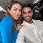 Jacqueline Bracamontes Instagram - Rumbo a #ElSalvador a disfrutar del @missuniverse por @telemundo 🇸🇻❤️ (Miren quien está en el medio) 😱 ¿A qué país le van? #LosLeo