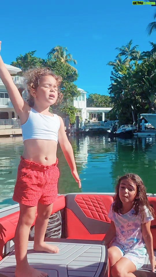 Jacqueline Bracamontes Instagram - Hoy toco ver a #Paula #Emi y #rennyrocks cantando con todo el sentimiento la canción de @jlo #onmyway #marryme. Lo bueno es que se la cantan a papá.... 😜😜 #love #lasamo #mygirls Miami, Florida