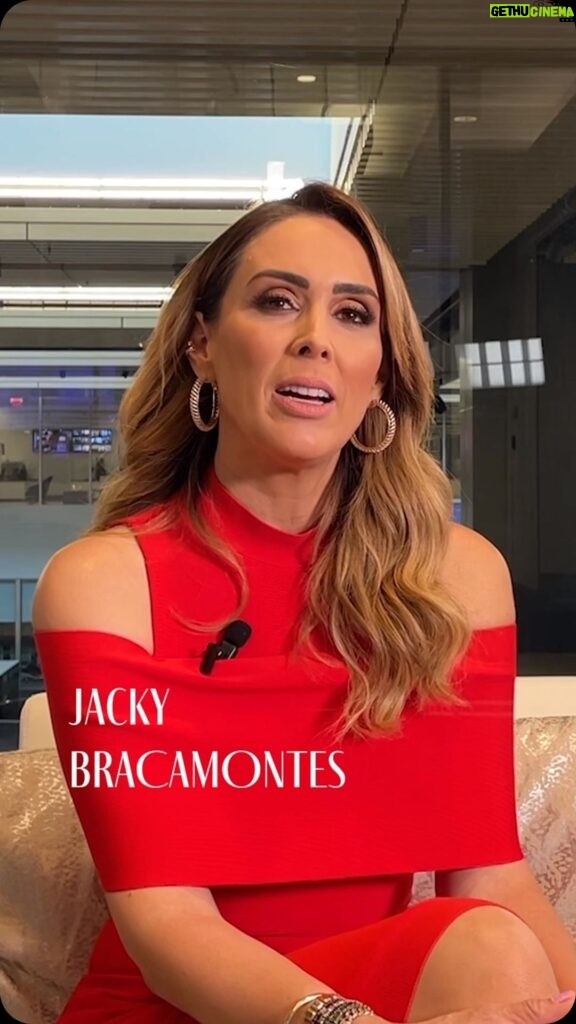 Jacqueline Bracamontes Instagram - 🤩 ¿Qué debe tener la ganadora de #MissUniverso? @jackybrv nos comparte su opinión.