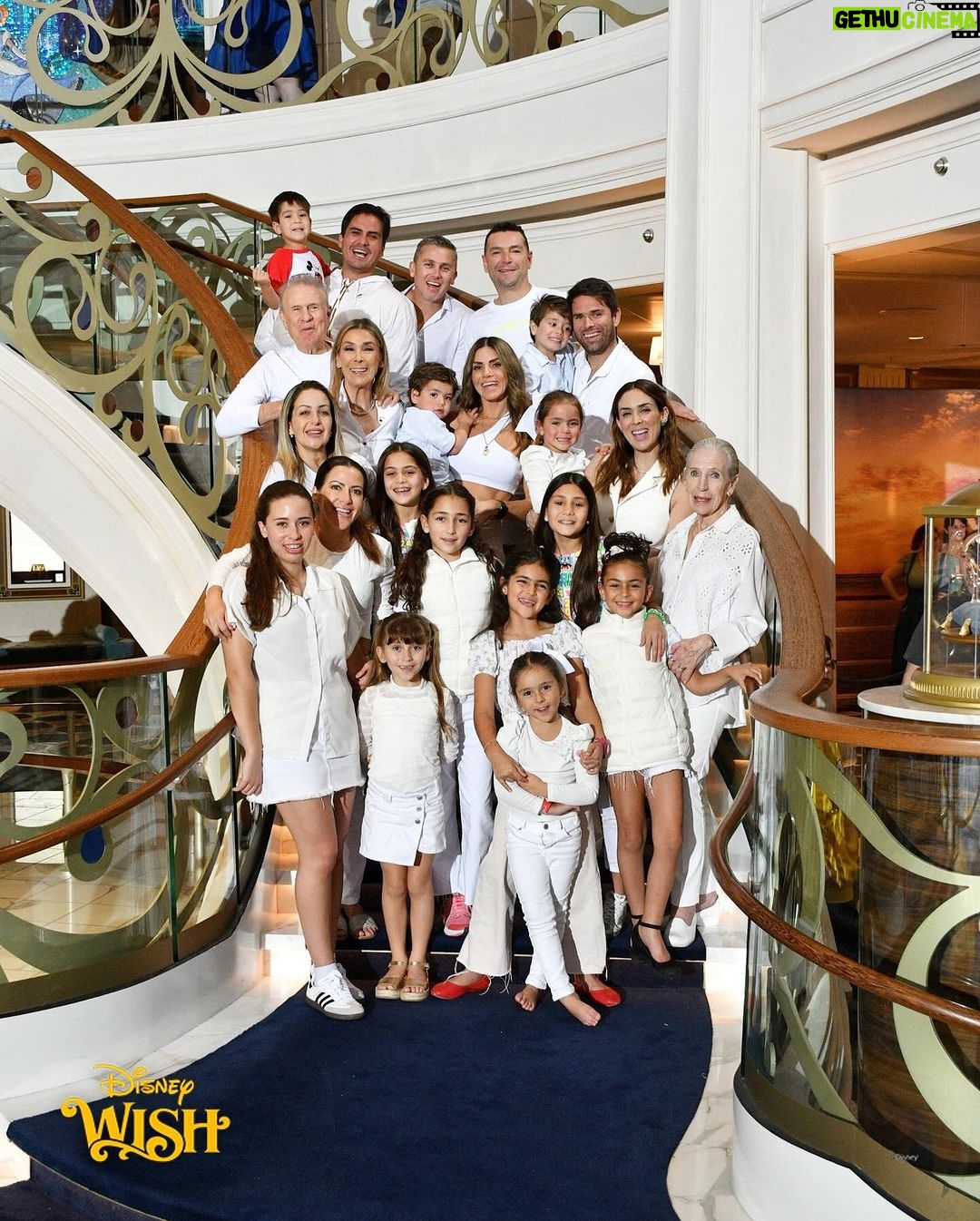 Jacqueline Bracamontes Instagram - Grupazo de viaje!!! Ya los extrañamos!!!! @mft07 @pichisvan @profebraca @ginnytc08 @jesusbravan @loreniamm @miletorresduq @jeanclaudio06 @lilianagonzalezal @pdeuriarte @disneycruiseline