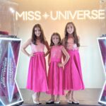 Jacqueline Bracamontes Instagram - #MissUniverseMexico con la familia (Emi y Pau no aguantaron) !!! @mft07 Mi vestido y de las nenas: @benitosantosoficial Hair: @anlle11 Makeup: @rosamariagarcia_makeup