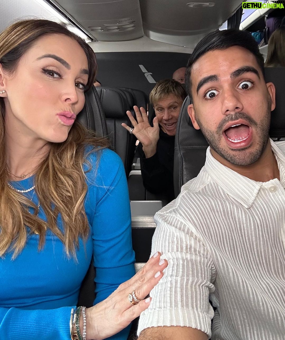 Jacqueline Bracamontes Instagram - Rumbo a #ElSalvador a disfrutar del @missuniverse por @telemundo 🇸🇻❤️ (Miren quien está en el medio) 😱 ¿A qué país le van? #LosLeo