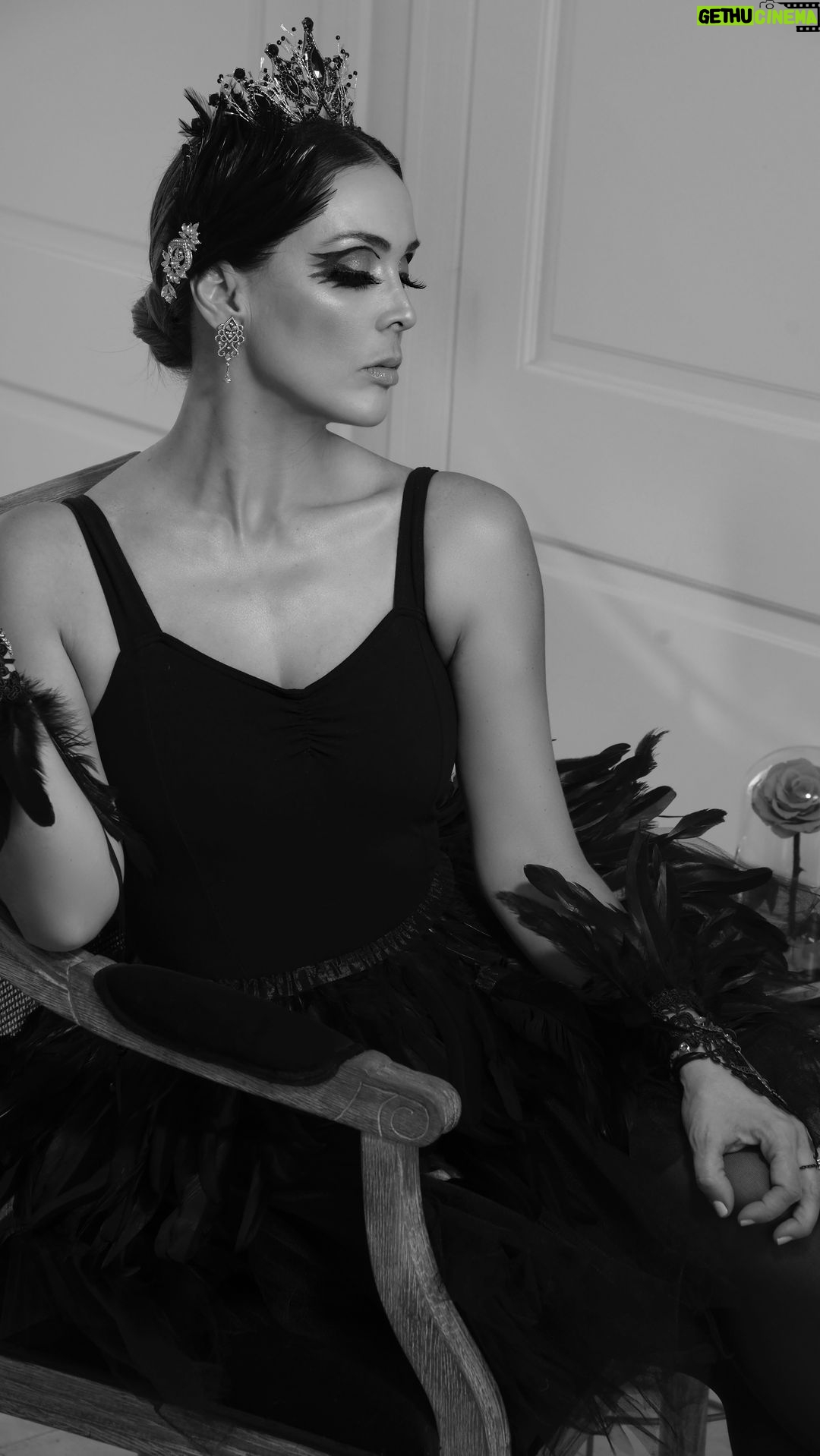 Jacqueline Bracamontes Instagram - Ready for Halloween!!! Qué les gusta más? El dulce cisne blanco o el intenso cisne negro??? #WhiteSwan VS #BlackSwan #Halloween #fun #makeup #fun Makeup: @laurasbarcelo Photo: @carlosrodriguez.bo Video: Evan Peix