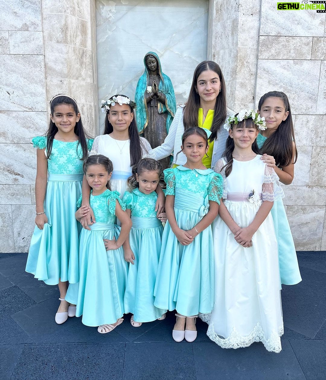 Jacqueline Bracamontes Instagram - Felicidades a las festejadas hoy!!! Es un d铆a muy especial para Xime y Nicole porque hicieron su Primera Comuni贸n!!! 馃檹馃徏馃檹馃徏馃檹馃徏 @alibracas @1raulglez @mft07 Guadalajara, Jalisco