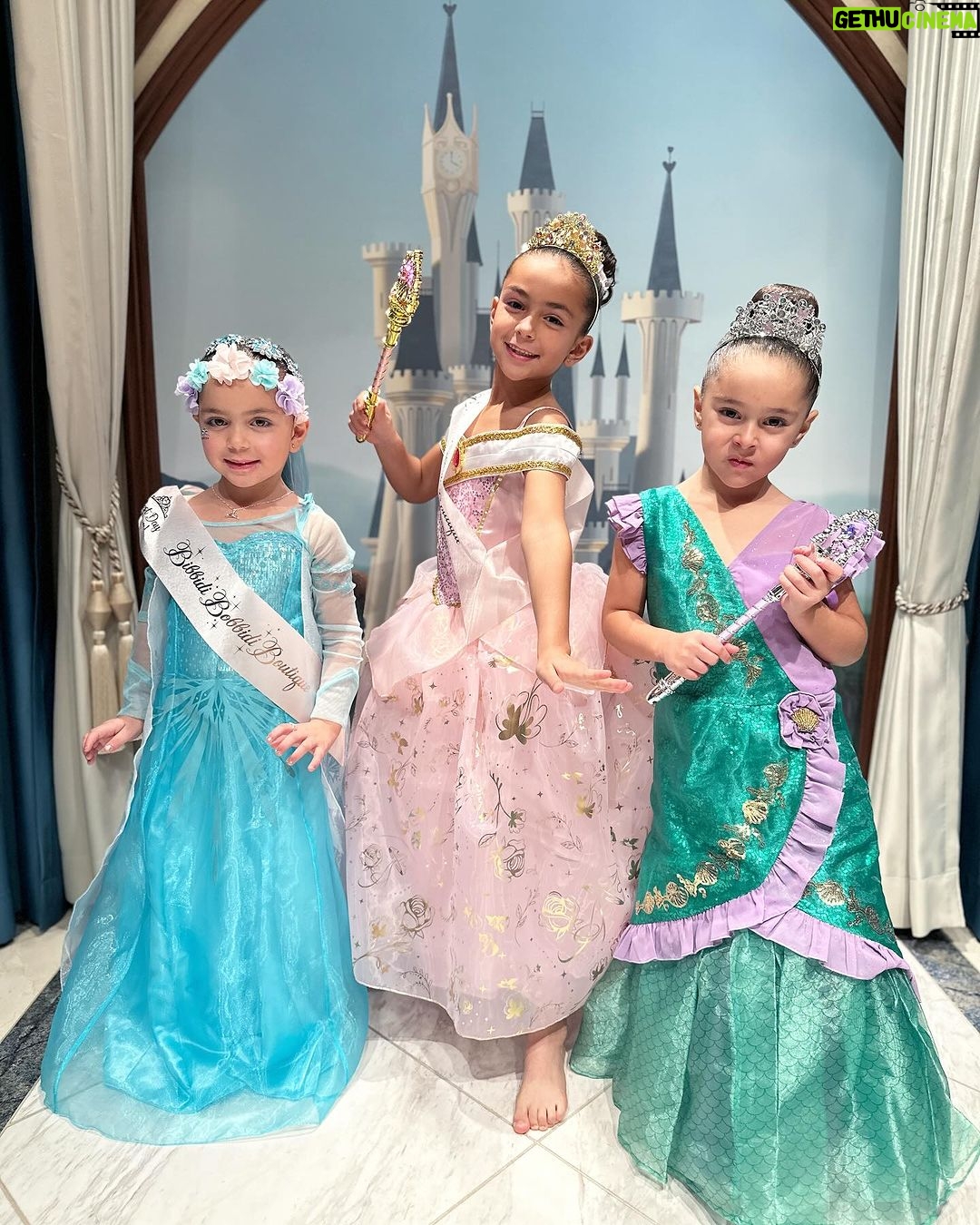 Jacqueline Bracamontes Instagram - Las princesas de la casa!!!! @mft07 #derretidos (Se sentían soñadas!!!) #DisneyPrincesses Disney Cruise Line
