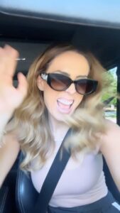 Jacqueline Bracamontes Instagram - A mi me puso de buenas ver esto… espero a ustedes también!!! 🤪🤪🤪 #felizviernes #happyfriday