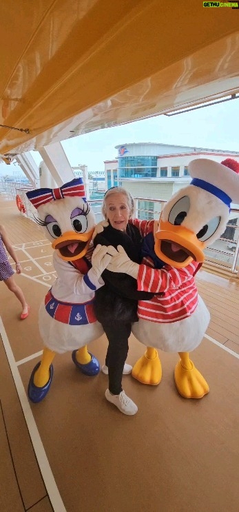 Jacqueline Bracamontes Instagram - Hay q sacar al niño interno.... @disney @disneycruiseline #wish @ginnytc08 @jackybrv