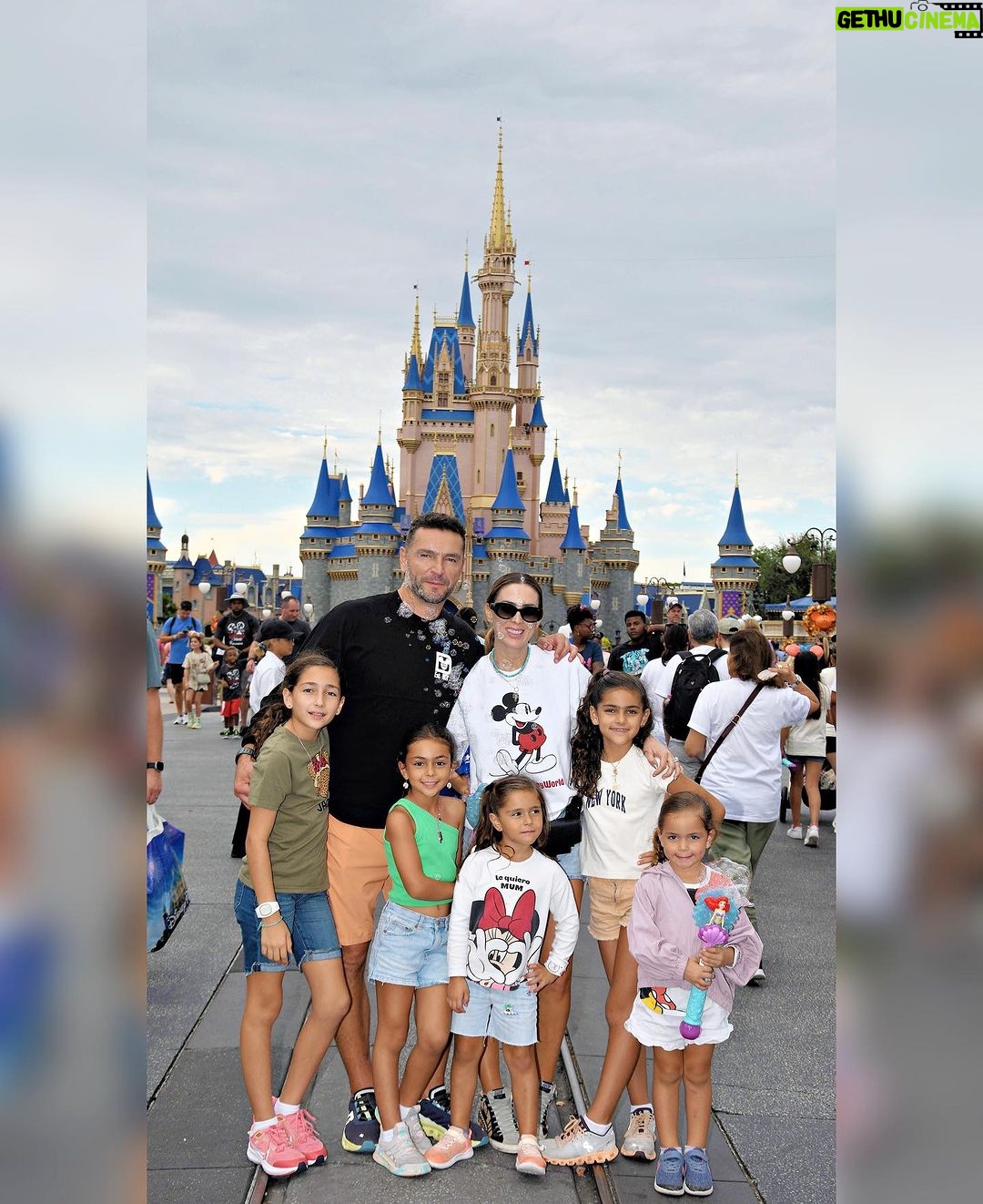 Jacqueline Bracamontes Instagram - Always Disney fans!!! @waltdisneyworld @mft07 @miletorresduq @lilianagonzalezal @jeanclaudio06 @pdeuriarte Orlando, Florida