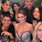Jacqueline Bracamontes Instagram - Los mejores, la mejor vibra, el mejor Team ⭐️⭐️⭐️ Amooooo Chin chin lo logramos una vez más!!! @latinbillboards @telemundo @jackybrv @xumalin @karlabstyle @anlle11 @laurasbarcelo @carlosrodriguez.bo . . . . #latinbillboards #telemundo #jacquelinebracamontes #host