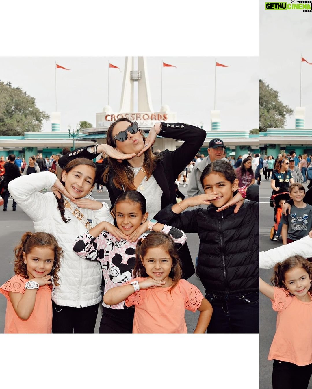 Jacqueline Bracamontes Instagram - Arrancamos! En esta familia no paramos. Felices y emocionados de los días que se vienen #disneylovers