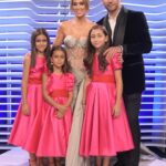 Jacqueline Bracamontes Instagram - Celebrando en familia la música latina gracias a @latinbillboards !!!! Los amo @mft07 y #Jacky #Caro y #Reni !!! Emi y Pau viéndonos desde casa!!! ❤️🙏🏼 Mis nenas todas vestidas por @benitosantosoficial que les hizo los vestidos especialmente a ellas!!! Graciasss!!! ❤️