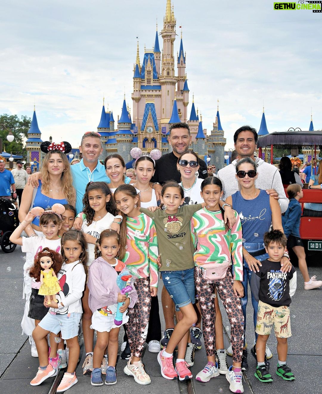 Jacqueline Bracamontes Instagram - Always Disney fans!!! @waltdisneyworld @mft07 @miletorresduq @lilianagonzalezal @jeanclaudio06 @pdeuriarte Orlando, Florida