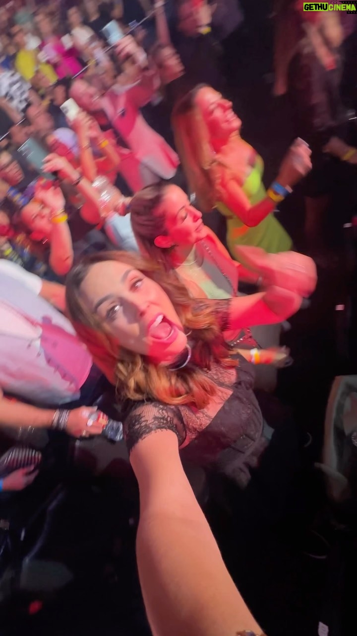 Jacqueline Bracamontes Instagram - Seguimos en nuestra gira de diversión y conciertos!!! La pasamos increíble en el #90spoptour 💃💃💃💃 Amé verlas @danielamagun @alexrosaldo !!! @mft07 @miletorresduq @jeanclaudio06 @alejandramaluk @jmrawlins @lilianagonzalezal @pdeuriarte Las Vegas, Nevada