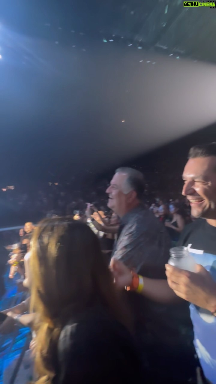 Jacqueline Bracamontes Instagram - Mi querido @alexoficial te juro que no dejé de cantar TODO el concierto!!!! 🎉🎉🎉🎉 Eres un crack!!! Y mi @mft07 si me hizo cosquillas 🤣 Sorry que Martín te rompió las costillas jajjajaja 🙈😅 Las Vegas, Nevada