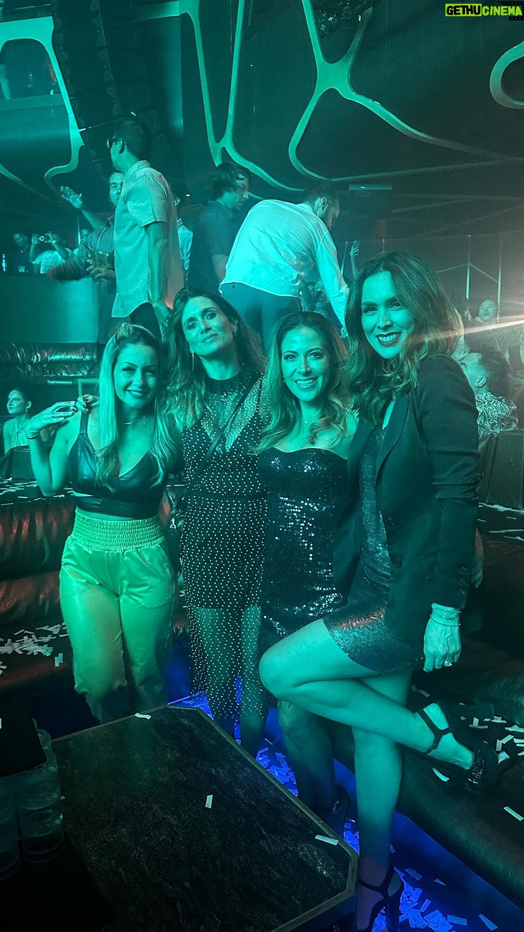 Jacqueline Bracamontes Instagram - About last night… Así como aburridos no estuvimos!!! 🙃🤪😅🎉 El culpable de todo: @mft07 !!! @lilianagonzalezal @pdeuriarte @miletorresduq @jeanclaudio06 @alejandramaluk @jmrawlins Las Vegas, Nevada