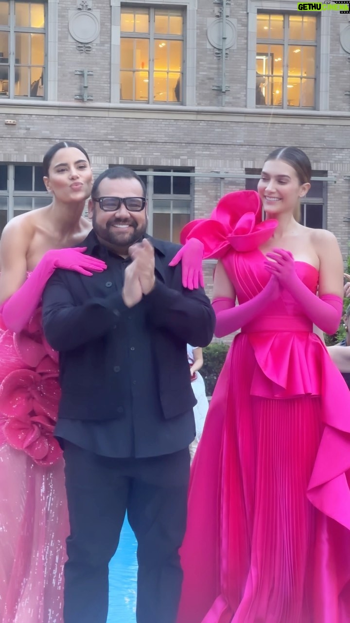 Jacqueline Bracamontes Instagram - Felicidades mi querido @benitosantosoficial !!! Gran orgullo mexicano!!! (Tenía que ser tapatío jijiji) Su colección se llama Rosa Mexicano. Gran evento @dennise.carranza @onxsetny ❤️❤️❤️