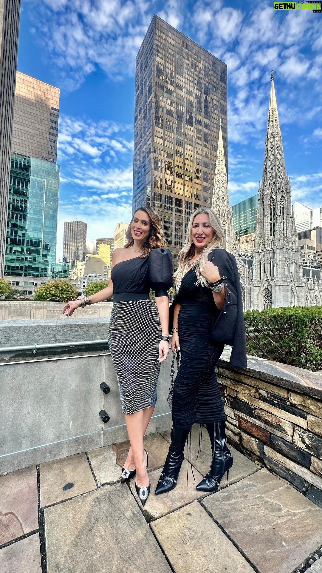 Jacqueline Bracamontes Instagram - New York fashion week ✨ @jackybrv @benitosantosoficial #laurabarcelo #laurabarcelobeautylounge . . . . . #beauty #fashion #ny #newyork #benitosantos #jackybracamontes Rockefeller Center