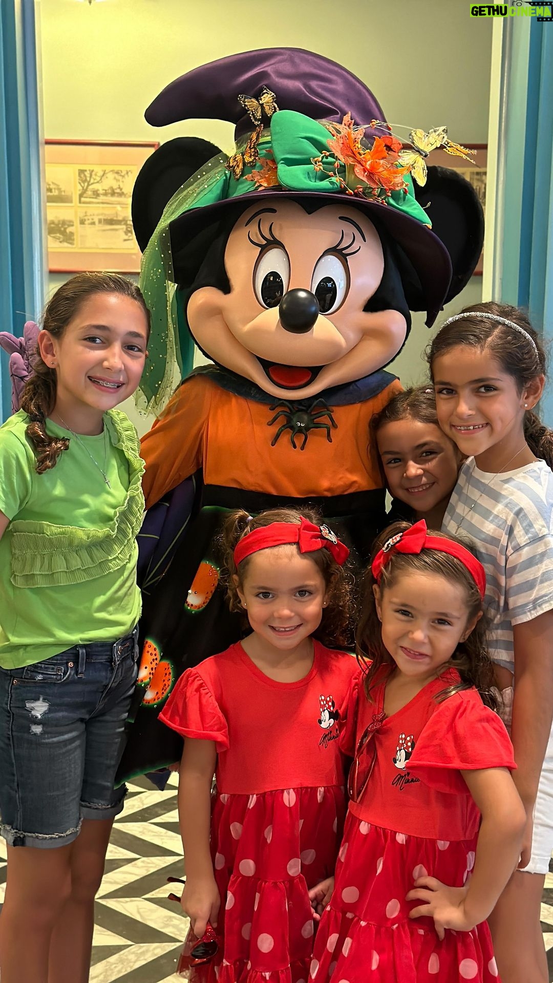 Jacqueline Bracamontes Instagram - Menos de 24 horas en Orlando… Así son las locuras de papá!!! 😅🎊♥️ @mft07 Walt Disney World