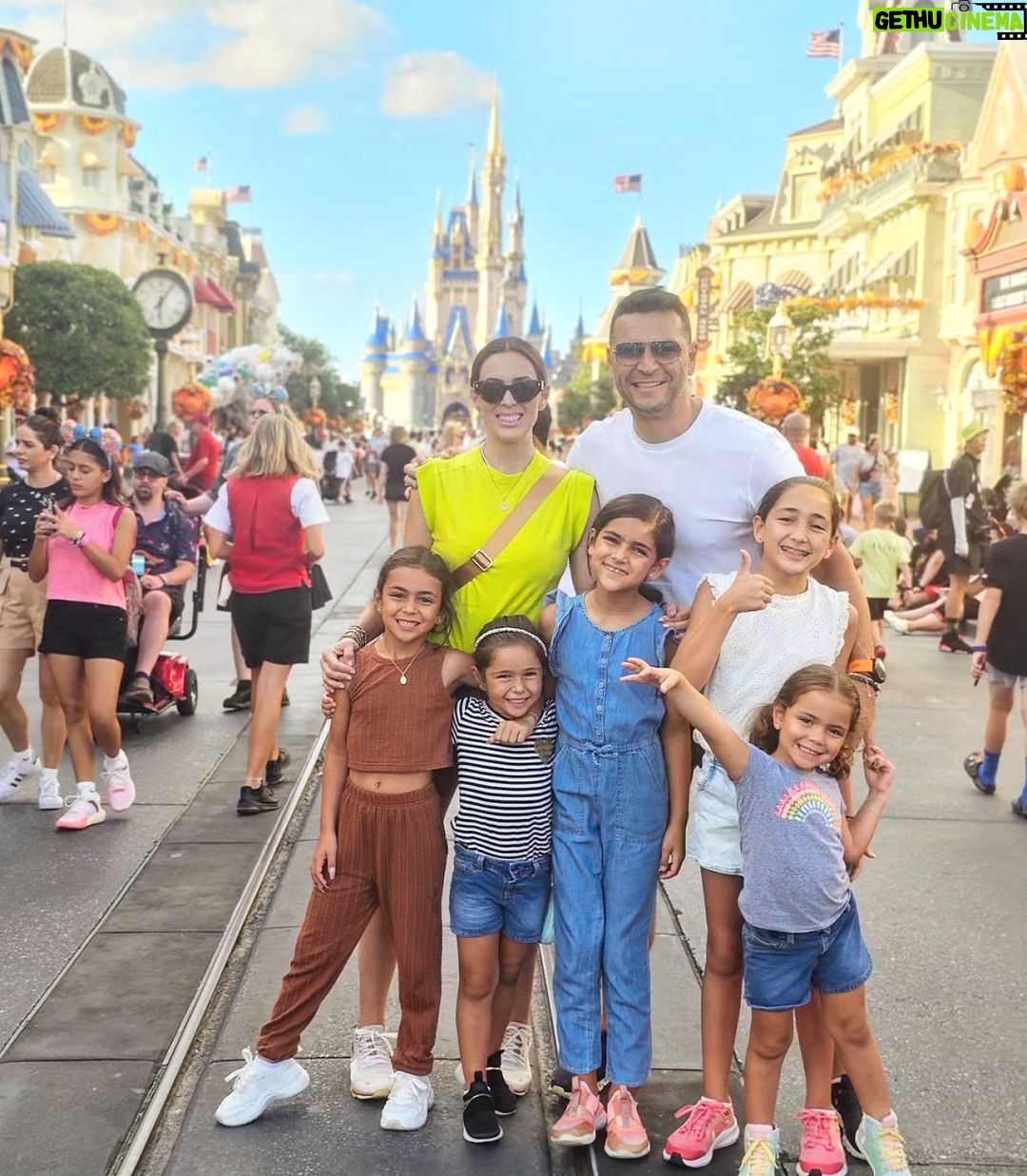 Jacqueline Bracamontes Instagram - The happiest place on earth... @jackybrv #familytime #disneyworld Magic Kingdom