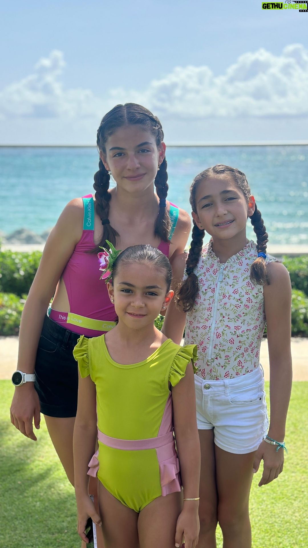 Jacqueline Bracamontes Instagram - El último fin de semana de vacaciones… vaya que la pasamos bien!! Listos para la cruda realidad de las desmañanadas, las tareas y la escuela (NOT JAJAJA) @mft07 @alibracas @pichisvan @profebraca @1raulglez @ginnytc08 @alinaa_gonzalezzzz West Palm Beach, Florida