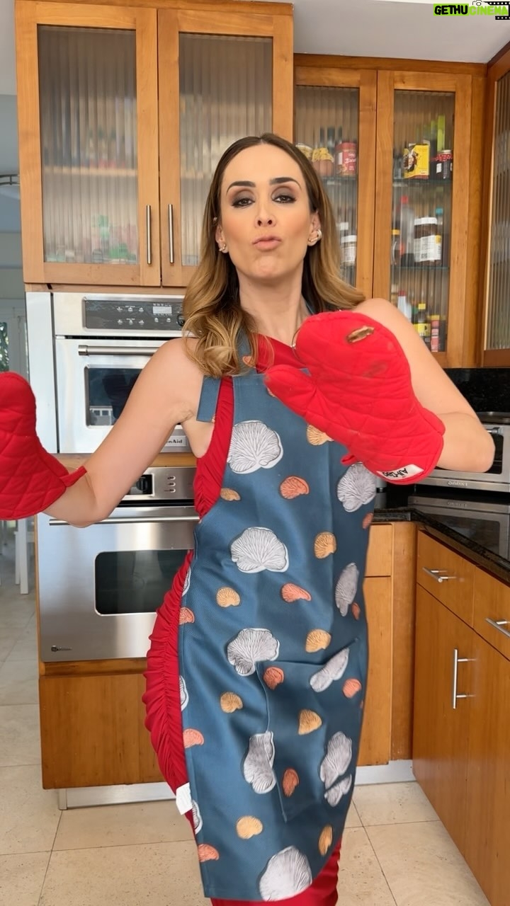 Jacqueline Bracamontes Instagram - Quién como yo preparando la cena de Año Nuevo??? Vengaaaa!!! Te recibimos con toda la actitud 2024! 🎊🎊🎊 #happynewyear