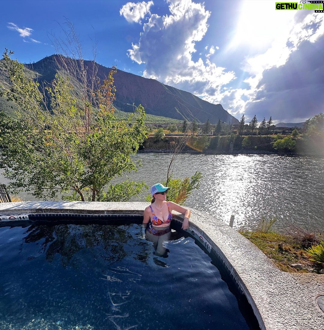 Jacqueline Bracamontes Instagram - #tbt #takemeback @mft07 !!! Que rico la pasamos en Colorado!!! (Y en todos los demás lugares 🤣🤣🤣) Iron Mountain Hot Springs