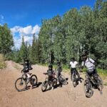 Jacqueline Bracamontes Instagram - Hoy mis 4 mujeres aprendieron algo nuevo.... #downhill #mountainbike #aspen Las 4 se cayeron duroooo!!!! Primero mi @jackybrv inauguró el piso conociendo la bici en la base de la montaña antes de subir a la góndola. Luego mi #rennyrocks✌️🤩 azotó duro y lloró pero se levantó y siguió aprendiendo y al final una #Pro, luego #Carolina también probó las travesuras del freno delantero en la tierra con piedras y se sacó el aire y pensó que se había roto una costilla, pero igual se levantó y al final una campeona y para terminar mi #Jackita venia siempre pegada a mi, muy rápido, le agarro a la bici de montaña muy rápido y eso le dio mucha confianza y ya asi al final el freno delantero también le jugo chueco... y suelooooooo, lloró hasta el final pero no se rindió nunca. Estoy orgulloso de ellas como nunca. Porque el #downhill #bicidemontaña no es fácil y para ser la primera vez... #wow #Proud #girlsrock Sorry, there is no english translation today... I'm tired... 😘🤪 Elk Camp Lift, Snowmass