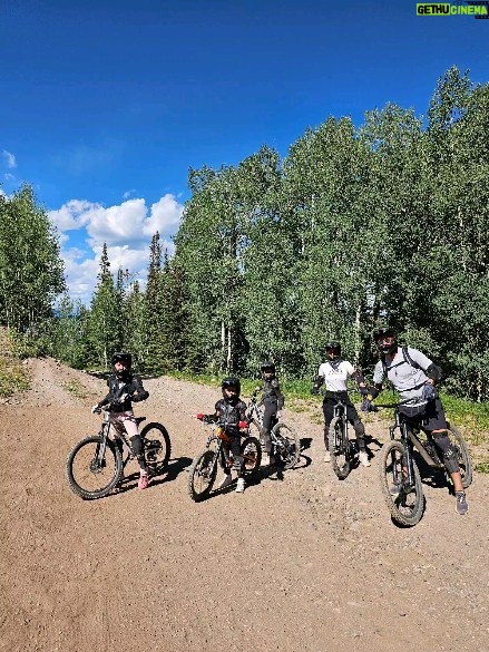 Jacqueline Bracamontes Instagram - Hoy mis 4 mujeres aprendieron algo nuevo.... #downhill #mountainbike #aspen Las 4 se cayeron duroooo!!!! Primero mi @jackybrv inauguró el piso conociendo la bici en la base de la montaña antes de subir a la góndola. Luego mi #rennyrocks✌️🤩 azotó duro y lloró pero se levantó y siguió aprendiendo y al final una #Pro, luego #Carolina también probó las travesuras del freno delantero en la tierra con piedras y se sacó el aire y pensó que se había roto una costilla, pero igual se levantó y al final una campeona y para terminar mi #Jackita venia siempre pegada a mi, muy rápido, le agarro a la bici de montaña muy rápido y eso le dio mucha confianza y ya asi al final el freno delantero también le jugo chueco... y suelooooooo, lloró hasta el final pero no se rindió nunca. Estoy orgulloso de ellas como nunca. Porque el #downhill #bicidemontaña no es fácil y para ser la primera vez... #wow #Proud #girlsrock Sorry, there is no english translation today... I'm tired... 😘🤪 Elk Camp Lift, Snowmass