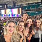 Jacqueline Bracamontes Instagram - Oh what a night!!! @beyonce #Beyonce @mft07 @alibracas @pichisvan @1raulglez @miletorresduq @jeanclaudio06 @pdeuriarte @lilianagonzalezal Hard Rock Stadium