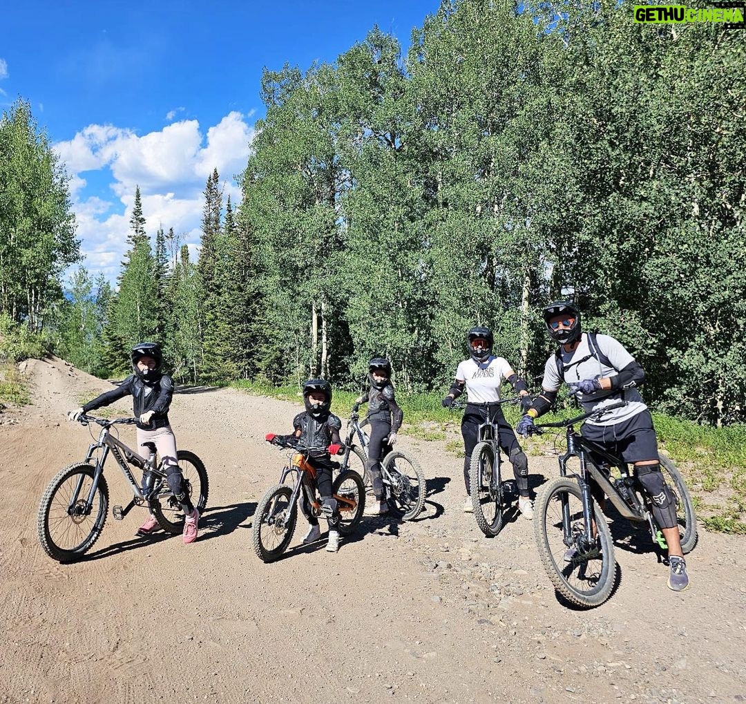 Jacqueline Bracamontes Instagram - Una nueva aventura para esta familia!!! Primera vez haciendo mountain bike!!! Difícil para nosotras… pero con el mejor teacher mi @mft07 !!!