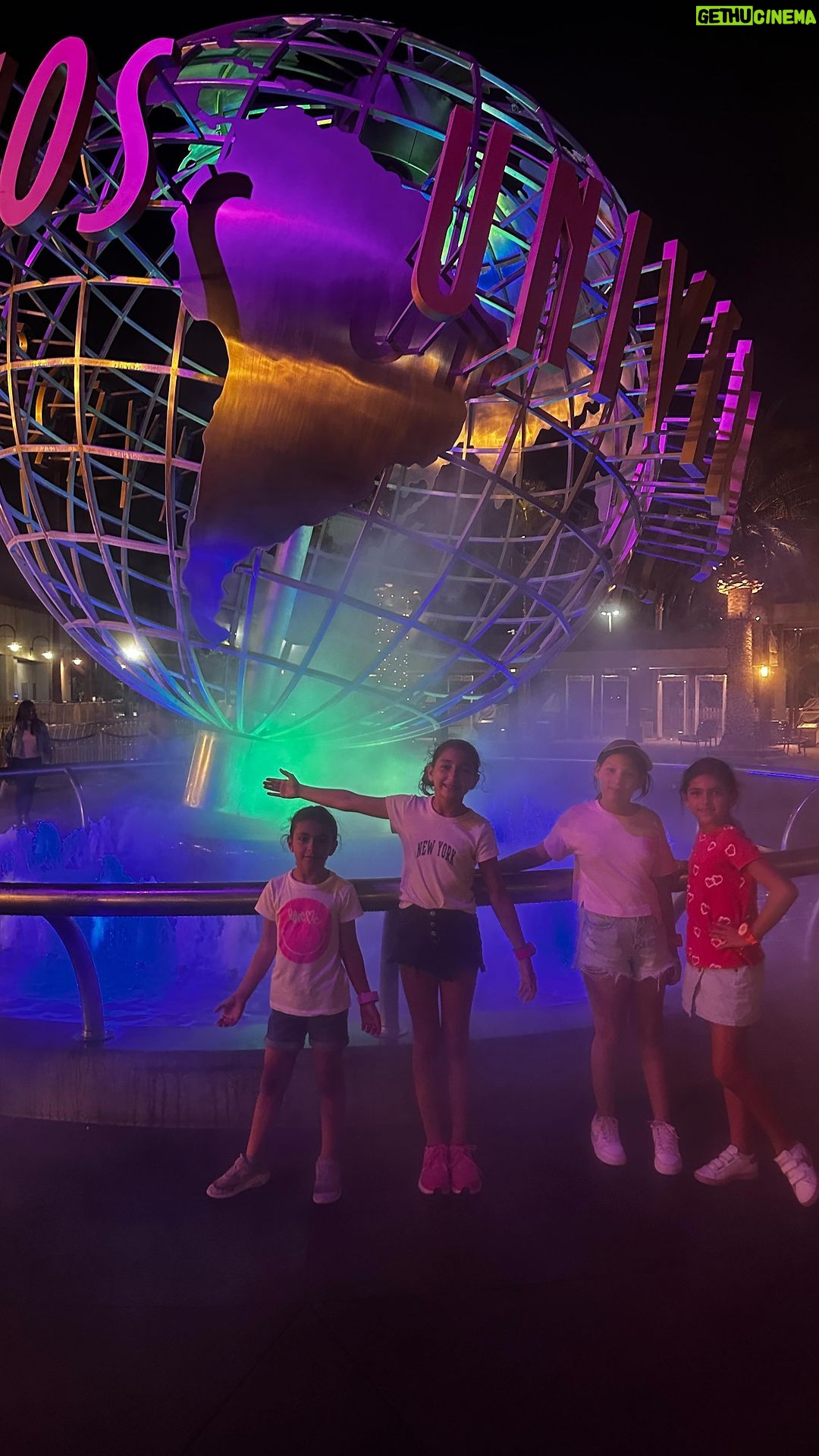 Jacqueline Bracamontes Instagram - Día de aventuras en #UniversalStudios Mi @mft07 y yo nos dividimos en dos grupos… yo estuve con las “grandes” y él con las peques de la familia! Mucho calor pero la pasamos divino!!! @palomapimiento @caroguerra14 Los Angeles, California