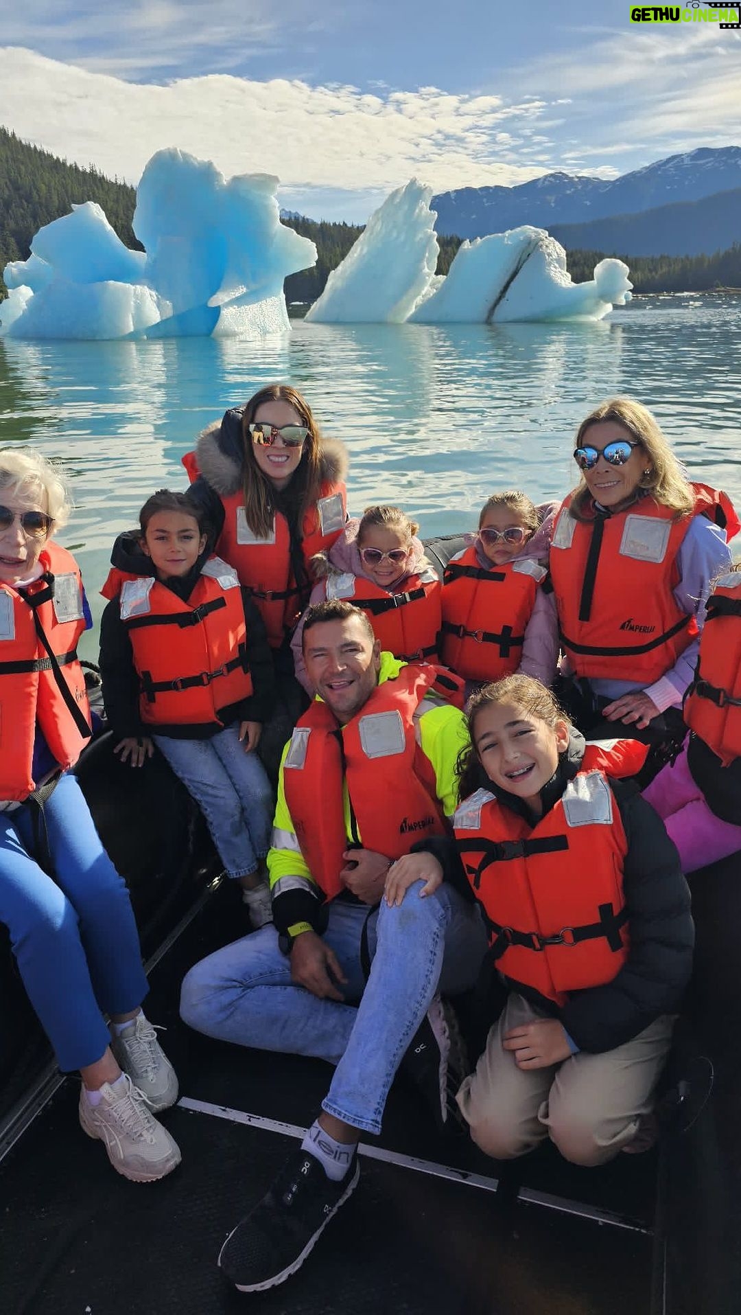 Jacqueline Bracamontes Instagram - Definitivamente un viaje inolvidable para toda la familia!!! Hoy nos tocó pasear alrededor de varios icebergs… Enamorados de #Alaska @mft07 @pichisvan @ginnytc08