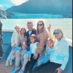 Jacqueline Bracamontes Instagram - Que lugar.... #alaska De los lugares más bonitos que he visitado. El contacto con la naturaleza te hace entender y admirar las maravillas que tenemos en este mundo y que hay que cuidar. Estos #Glaciares como todos en el mundo se van derritiendo por el #globalwarming Glacier Bay, Alaska