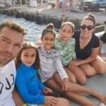 Jacqueline Bracamontes Instagram - "Definitivamente una experiencia impresionante convivir con este animal..." eso dijo mi @jackybrv. Y yo le pregunté, con cual??? La manta o yo?? 🤪🤪🤪 Vean que chulaaaaada... un poco de frío pero muuuy emocionante.... muy recomendable.... It was an amazing experience interacting with the MantaRay, biiig animal but so smooth and glamorous. It's a bit cold but great experience. Ciao.. Hawaii