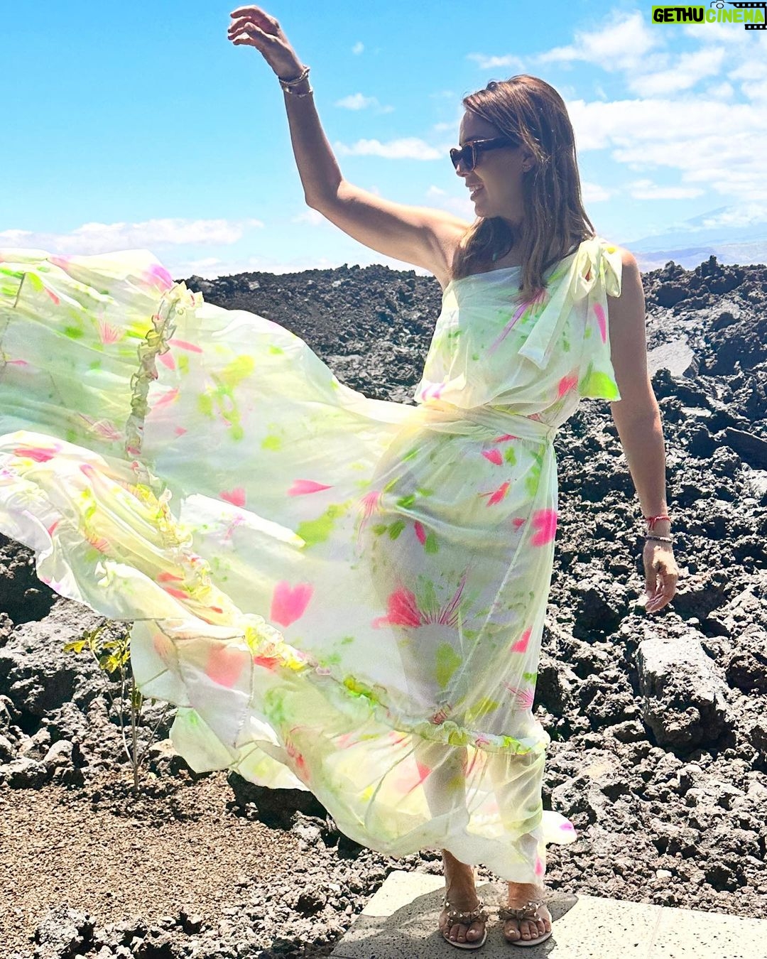 Jacqueline Bracamontes Instagram - Rodeadas de piedra volcánica… este lugar tiene una belleza muy especial!!! #inlove #Kona #Hawaii Kona Village