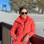 Jacqueline Bracamontes Instagram - Antes de la última bajada del día!!! #paradise @vailmtn @epicpass @epicpass_esp ❄️🏂🎿 @mft07 Vail, Colorado