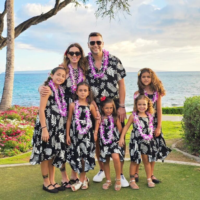 Jacqueline Bracamontes Instagram - La Familia vestidos de piña.... #luau #hawaii #maui Wailea-Makena, Hawaii