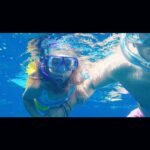 Jacqueline Bracamontes Instagram - Aquí #Emilia #snorkeling en #hawaii #maui en mar abierto, y luego obviamente también se tiraron al agua las demás a ver los pecesitos. #buceo What a cool experience, watching #Emi and #Pau, jump in the open sea, and look for #fish #daughters #girldad Snorkeling