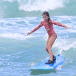 Jacqueline Bracamontes Instagram - Si visitan Hawaii obvio que tienen que intentar surfear!!! Mis hijas lo amarooooon!!! #Repost from @mft07 • If you come to #Hawaii, you have to go #Surfing. First day of surf clases and they are up.... SOOOO Proud of all of them... Only #Paula did not do it... Una visita obligada en #honolulu es hacer el surf, para toda la familia.... Saludos Caro va a ser #surfer